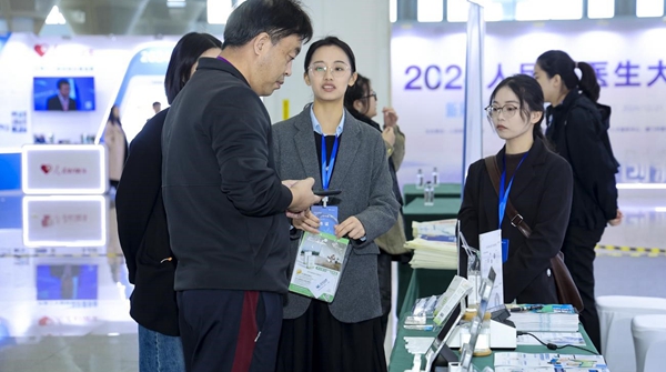 嘉賓參觀智能化應(yīng)用場景展。